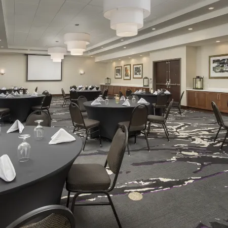 Hilton Garden Inn Charlotte Airport Отели рядом с достопримечательностью «Библиотека Билли Грэма»