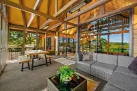 Treehouse Cabin w Mountain & River Views +Arcades +Hot Tub