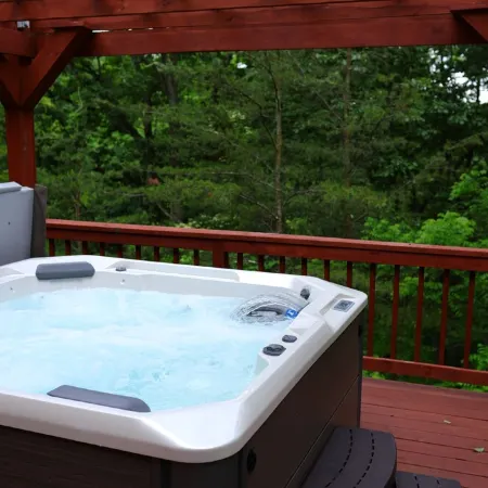 LUXURY Wooded Hilltop Hocking Hills Villa Lodge!