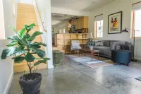 Brilliant Southside Home on 2 Acre Park + Pet Friendly - balkon