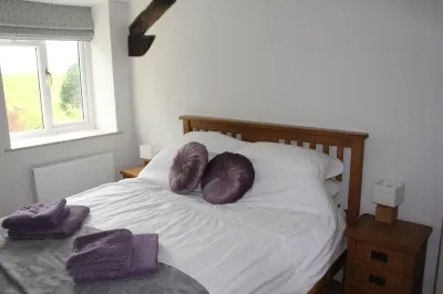 Gorgeous Lakeland cottage with delightful private garden. Free EV charging. Hotels near Oxenholme Lake District Railway Station