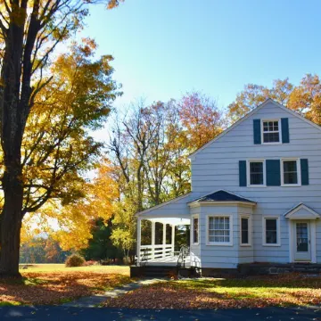 Charming Vintage Cottage in Skytop - Perfect for Intimate or Large Gatherings!