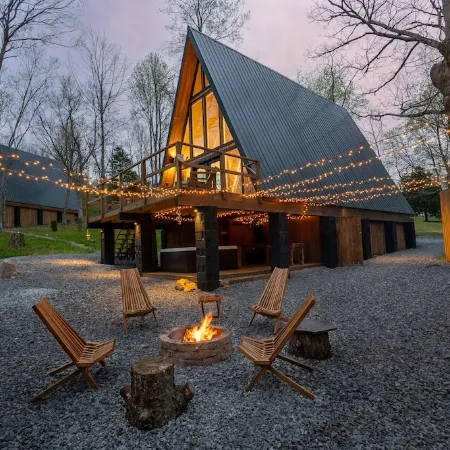 Freya's Cabin peaceful Aframe with hot tub & sauna 15 min to the national park!