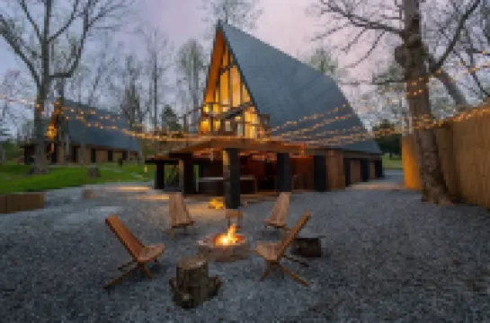 Freya's Cabin peaceful Aframe with hot tub & sauna 15 min to the national park!