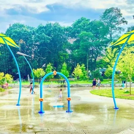 Mins from MGM, Downtown springfield, Mercy and Baystate Medical center.