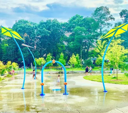 Mins from MGM, Downtown springfield, Mercy and Baystate Medical center.