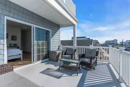 1/2 Block 2 Beach, Rooftop Balcony, Linens + Towels included.