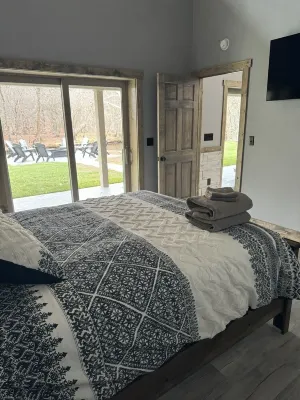 Gone Fishing cabin- family-friendly, riverfront & minutes from East Branch Lake.