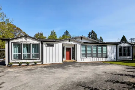 Luxury Wine Country Escape w/ 3 King Suites & Putting Green – Walk to Town