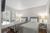 Renovated, Ground Level, 2 Br 2 BA, WiFi, Cable, Pool. 4 Individuals Max. - balcony