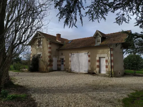 DETACHED HOUSE SET IN 2 HECTARES Hotels in Indre