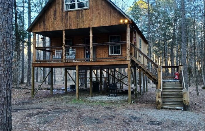 Cabin overlooking creek close to National Forrest a great place to relax