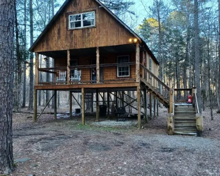 Cabin overlooking creek close to National Forrest a great place to relax 約翰遜縣酒店