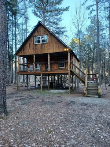 Cabin overlooking creek close to National Forrest a great place to relax
