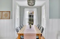 Beach Retreat - 5 Beds , 2 Kitchens @ Salt Island- Westbrook -Walk to Water