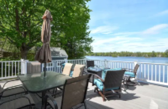 Blue Breeze - Private lakefront w/ Hot Tub Hotels in Middleton