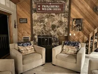 Cozy Family Sized Condo- Access to Hot Tub and Sauna- Minutes Away from Skiing