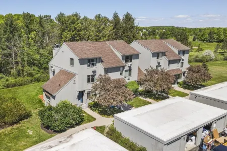 Entire condo. Traverse city. 3 bedroom 2 bath. Wineries. Horse shows. Skiing