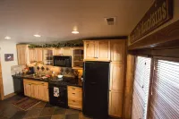 Luxury Apt,  Private Hot Tub, Couples Retreat