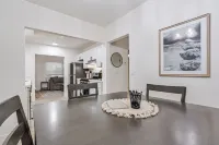 Martinez Manor - Modern Home - Close to downtown