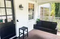 The White House - Historic 2br Downtown Melbourne