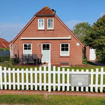 Detached modern vacation home with large garden near the dyke!