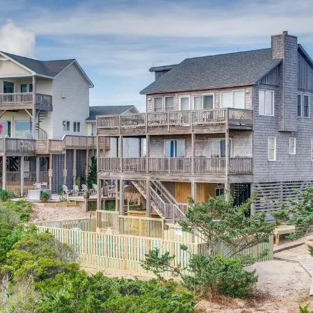 Oceanfront Bliss w/ outdoor pool, hot tub and beds made !