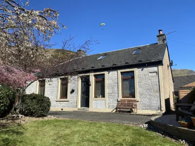 Luxury cottage, hot tub and wood burner, ideal for families celebrations.  호텔
