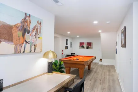 Charming 4bed/3bath with Pool Table -2King/3Queen Beds Отели рядом с достопримечательностью «Ханс Молл»