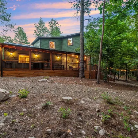Luxury Cabin with Rustic Charm and Modern Amenities in Broken Bow, Oklahoma.