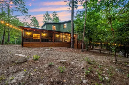 Luxury Cabin with Rustic Charm and Modern Amenities in Broken Bow, Oklahoma.