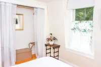 Private Rooftop Deck & Apartment with Water Views. Close to the Train to Salem!