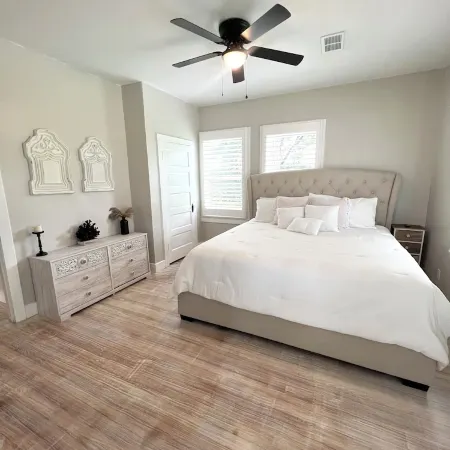The Cardinal Cottage: Charming 1930s Restored Farmhouse In the Heart of Webster