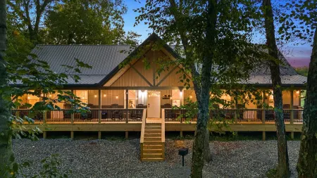 Cabin with Firepit~Arcade Games~River Boat Ramp~20 Min Lake Cumberland