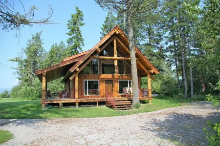 New Beautiful Well Located Cabin just north of Bigfork near the Flathead River!