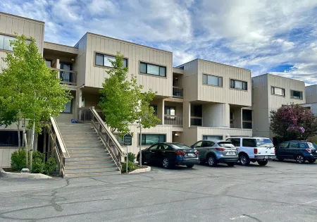 Cozy, Modern Lakeside Condo