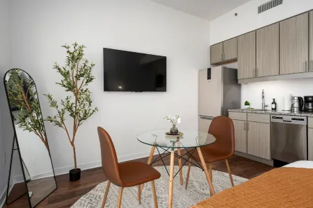 Studio Haven in Magic City! l Private Balcony! Отели рядом с достопримечательностью «Университет Алабама в Бирмингем»