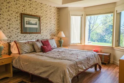 Enjoy our ski in ski out condo. Located mid-mountain at Solitude Peak!