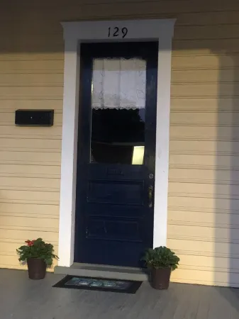 WonderClock House downtown vintage duplex w/ porches, steps to Handley Library