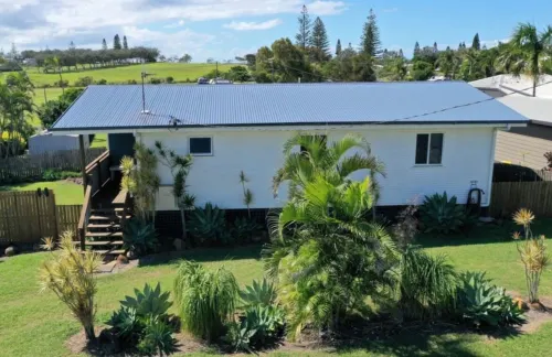 Indoor/outdoor pet-friendly beach house next to world-class beach and river.