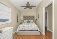 Beautiful 6 bedroom lake house with pontoon available for rent