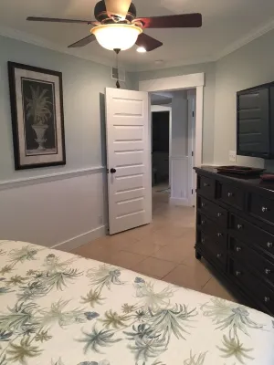 Beautiful updated 2 bed 2 bath Close to beach! Lakehouse pools and gym included