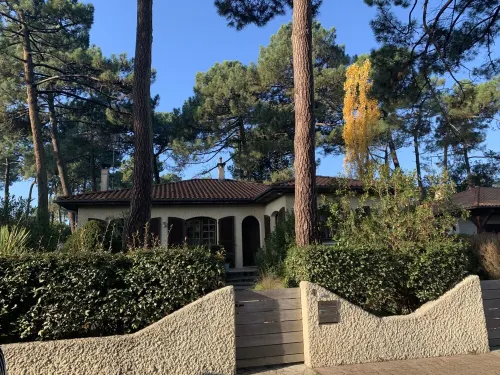 Lovely garden level of villa, totally independent, quiet, large garden