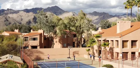 Wake up to Majestic Mountain Views in a Vaulted 2Br 2 Bath Cozy Getaway!