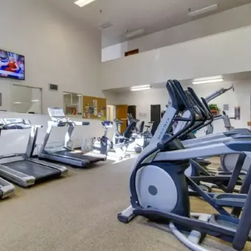 Cozy Condo w/ pool & gym in prime McCall location