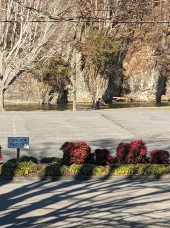 Cozy home in Damascus located next to River, Trails, Bike Shops, and Dining.