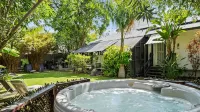 Tropical Garden Family Home & Penthouse - Sleeps 8 Walk to Beach, BBQ, Hot Tub
