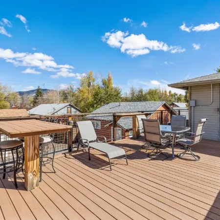Downtown Townhouse w/Hot Tub, A/C & Sleeps 8!