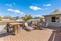 Downtown Townhouse w/Hot Tub, A/C & Sleeps 8!