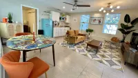 Adorable guest house with pool, Pet Friendly, in downtown Mount Dora,